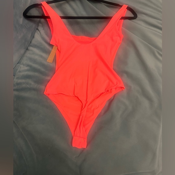 NWT SKIMS  FITS EVERYBODY SQUARE
NECK BODYSUIT | NEON CORAL | SMALL - Picture 4 of 7